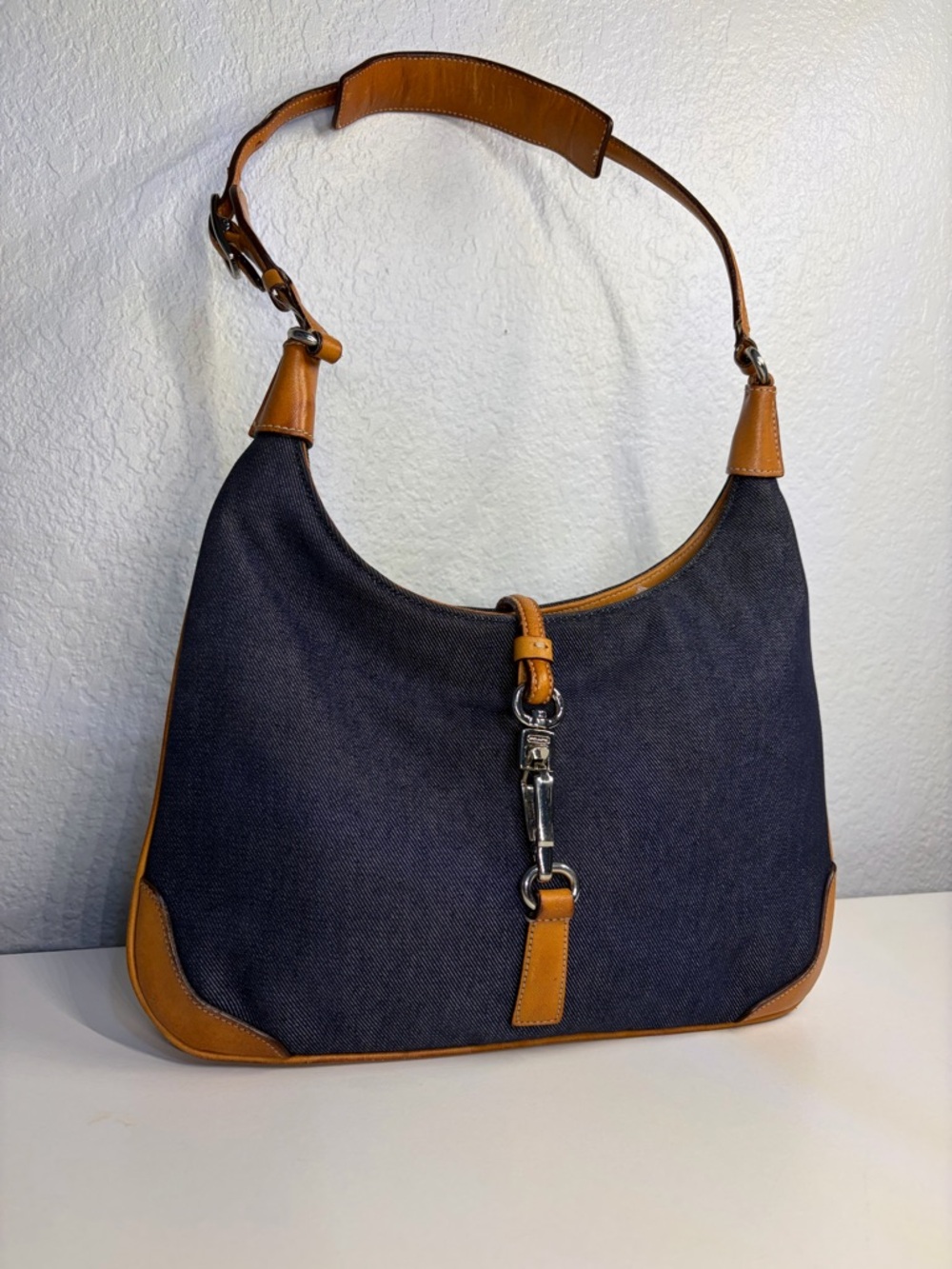 COACH J1K-8318 Vintage Denim
Leather Trim Hobo One-Shoulder Bag
Swivel Hook